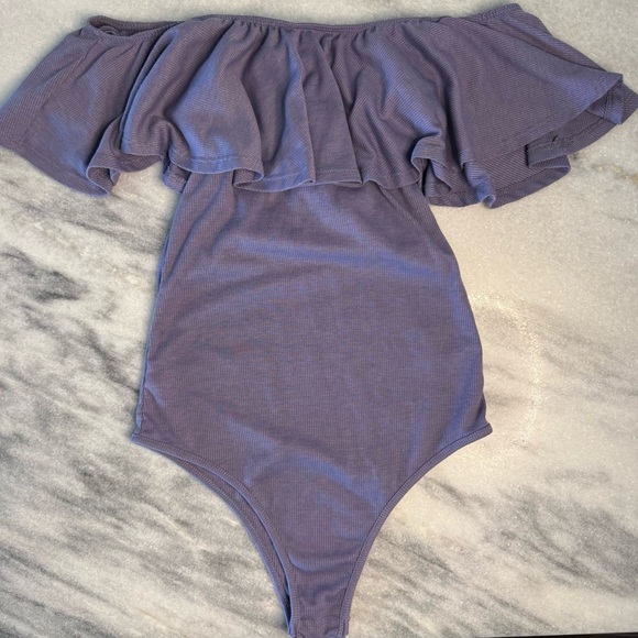 Paperoc Purple Ribbed Off Shoulder Ruffle Bodysuit Size Small - Picture 2 of 5
